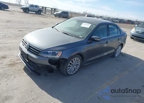 2016 Volkswagen Jetta 1.8T Sel z USA, uszkodzony, nr VIN 3VWL07AJ2GM237400
